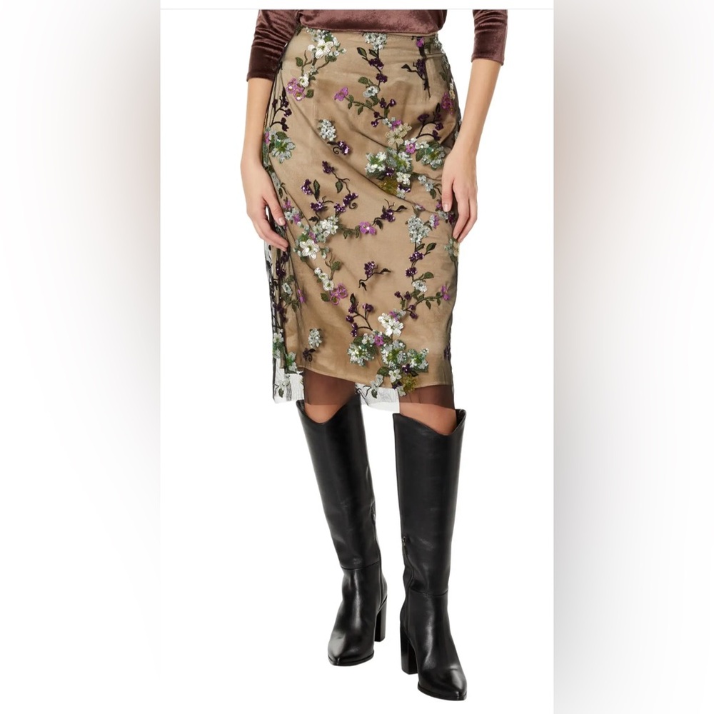 NWT $525 Vince Begonia Floral Sequin Skin
Color: Dewberry, Size US 6, US 8